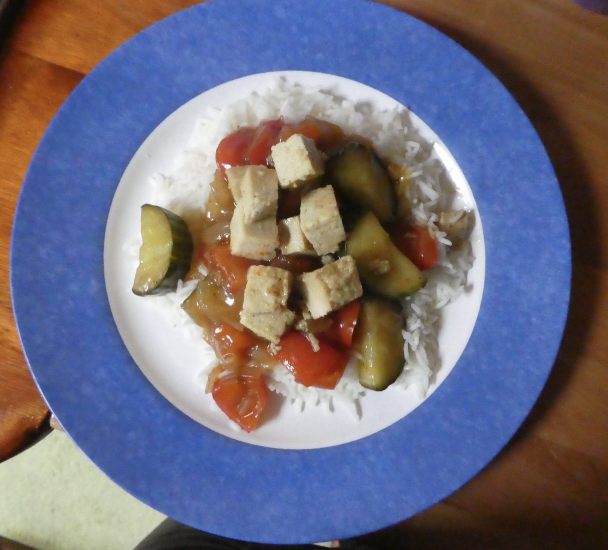 Tofu mit Gurken und Paprika, süß-sauer